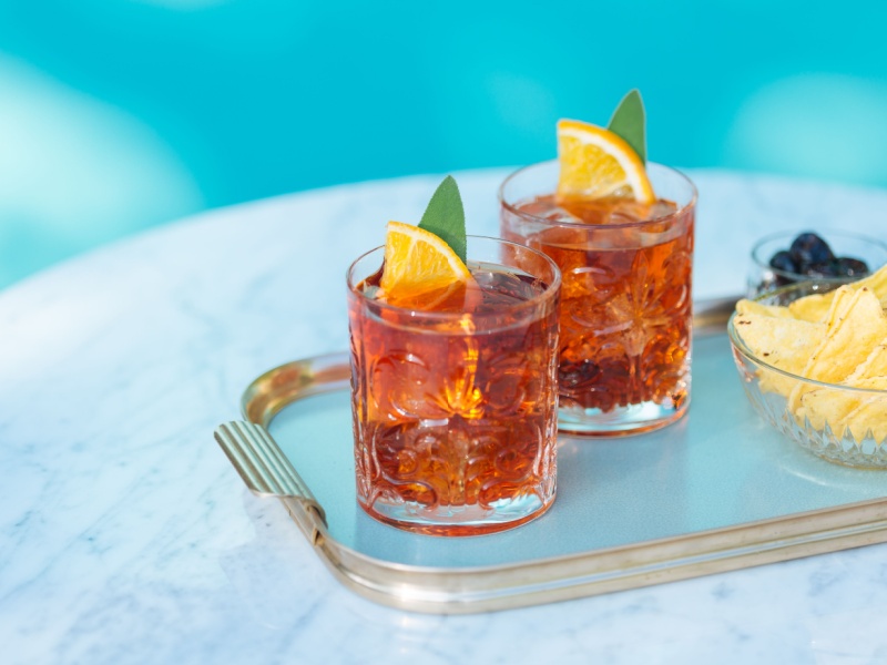 Två glas Negroni på en bricka